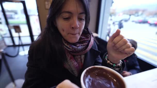 Sıcak Sıcak Sıcak Çikolata Çen Şehir Manzarası Kadın Kafede Sıcak — Stok video