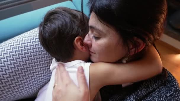 母と子供は抱きしめ 愛情あふれる息子と親愛なる抱擁の瞬間を愛する 母性愛と世話をする — ストック動画