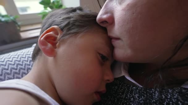 Mor Tröstar Sårat Barn Kärleksfulla Föräldra Och Barnförhållanden Mamma Kysser — Stockvideo