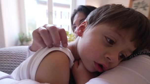 Lugnande Omfamning Mor Och Son Tender Moment Hemma Mamma Tröstande — Stockvideo