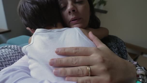 Mãe Reconfortante Criança Ferida Com Carícia Suave Pai Menino Reconfortante — Vídeo de Stock