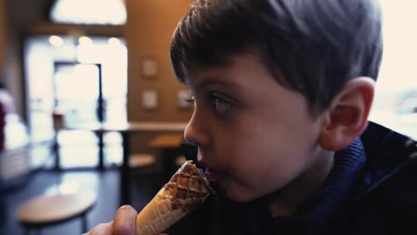 Boy Enjoying Ice Cream Cone Caf City Motion View Háttérben — Stock videók