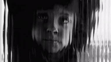 Depresyondaki çocuk odaksız cama yaslanıyor yalnızlık ve korkuyla mücadele ediyor, çocukluk zihinsel hastalıkları kavramı