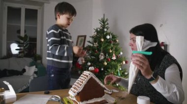 Aile Tatil Hazırlığı, Anne ve Çocuk Zencefilli Ekmek Evi, Arka planda Noel Ağacı