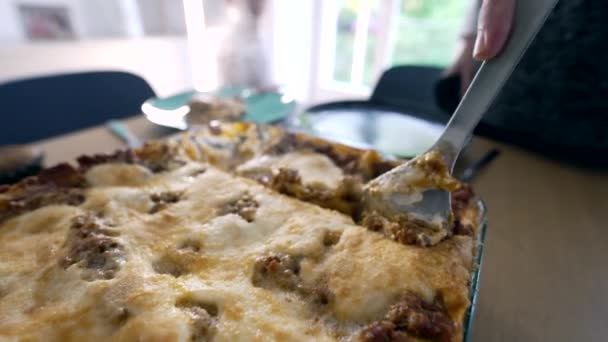 Podawanie Lasagne Przygotowanie Posiłku Rodzinnego Dzieckiem Tle Siedzi Fotelu Zbliżenie — Wideo stockowe
