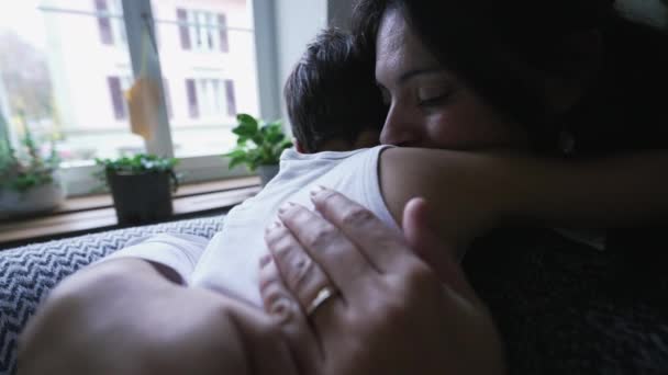 Liebevolle Mutter Umarmt Kind Zum Trost Nach Der Eltern Trösten — Stockvideo