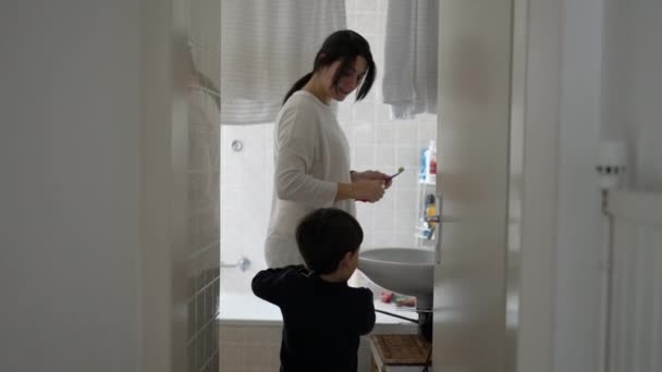 Candid Mãe Criança Banheiro Preparando Para Escovar Dentes Juntos Estilo — Vídeo de Stock