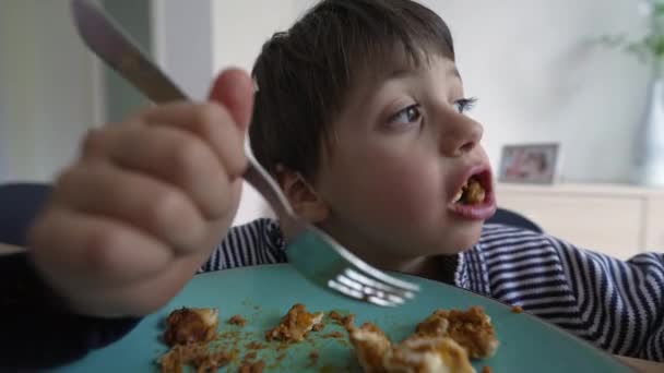 Kind Gesprek Met Mond Vol Eten Tijdens Lunch — Stockvideo
