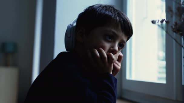 Pensivo Introspectiva Criança Triste Luta Com Depressão Casa Pela Janela — Vídeo de Stock