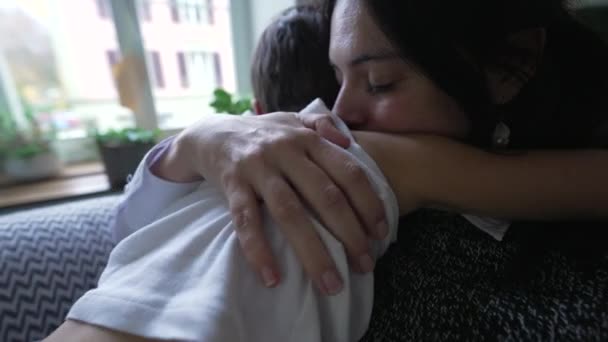 母亲安慰儿子 抚摩孩子经历了困难 小男孩在家里抱着慈爱的妈妈 — 图库视频影像