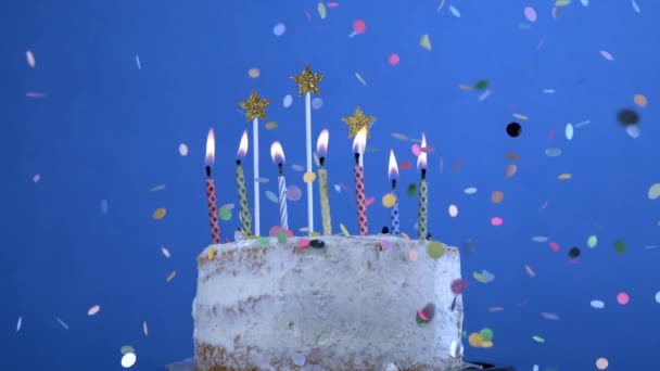 Bolo Aniversário Com Velas Celebração Com Confete Caindo Movimento Super — Vídeo de Stock