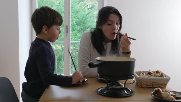Mother Son Bonding Swiss Fondue Ser Chleb Lunch Szczery Autentyczny — Wideo stockowe