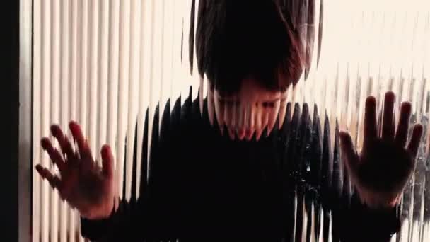 Депрессивный Ребенок Прислонился Стеклянному Окну Олицетворяя Страх Одиночество Детстве Детская — стоковое видео
