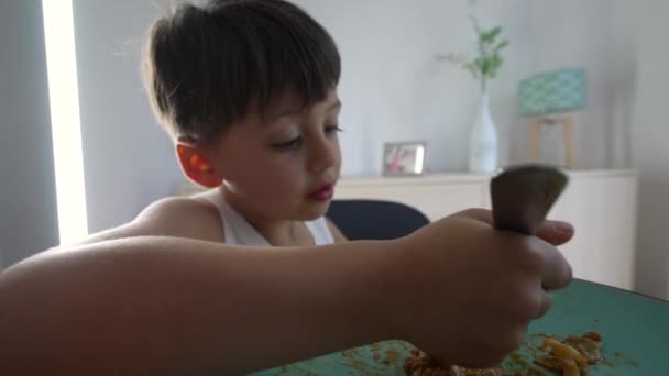食事をしている小さな少年 昼食時にフォークを使った子供 幸せな子供は食べ物を食べる — ストック動画