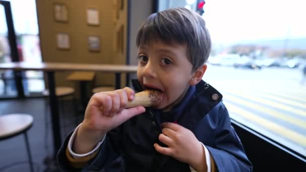 Мальчик Наслаждается Мороженым Кафе Сидя Окна Видом Город Движении Детская — стоковое видео