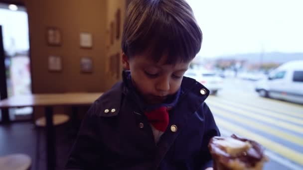 Dziecko Przypadkowo Plami Szalik Rożkiem Lodowym Podczas Jedzenia Salonie Nosząc — Wideo stockowe