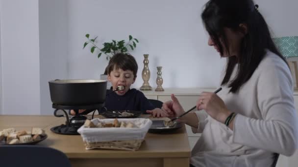 Mama Syn Bonding Nad Szwajcarskim Fondue Korzystanie Tradycyjnej Kuchni Domu — Wideo stockowe
