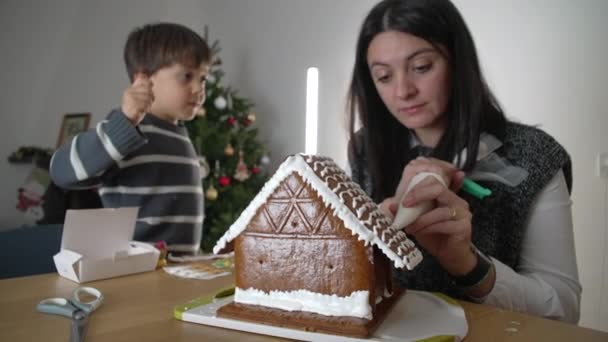 Matka Nanáší Královský Led Perníkový Dezert Rodina Připravuje Vánoční Ozdoby — Stock video