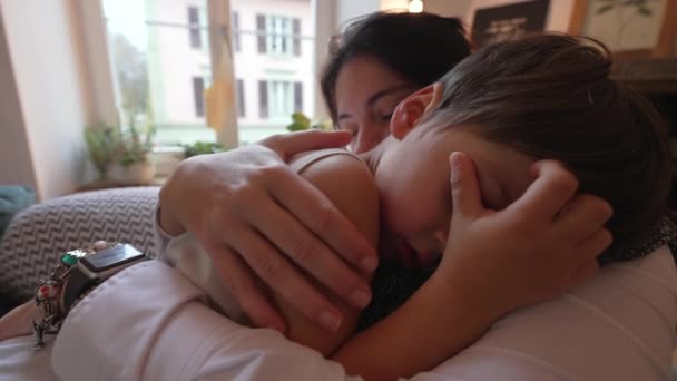 母亲拥抱着孩子 爱抚着在父母肩上打盹的小男孩 使母亲和儿子之间的爱的纽带得到了安慰 — 图库视频影像