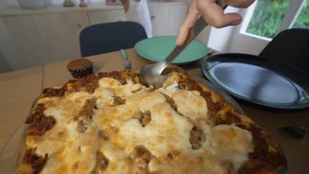 Nahaufnahme Hand Serviert Lasagne Mahlzeit Zum Mittagessen Mit Kind Hüpfen — Stockvideo