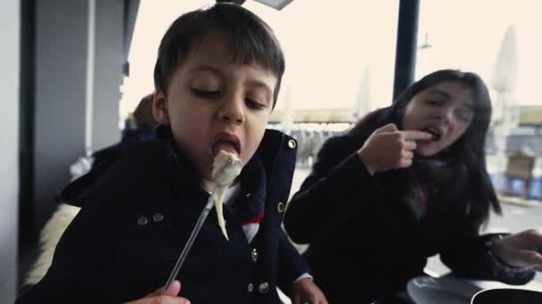 Menino Pequeno Desfrutando Fondue Com Mãe Restaurante Livre Férias Inverno — Vídeo de Stock