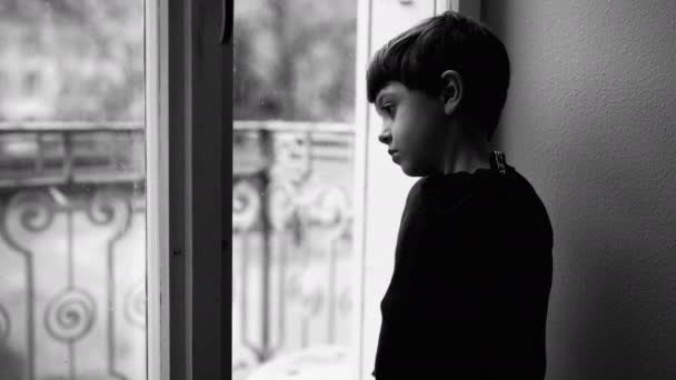 Çocukluk Depresyonu Pencerenin Kenarında Dikilip Ikinci Kattaki Dramatik Tek Renkli — Stok video