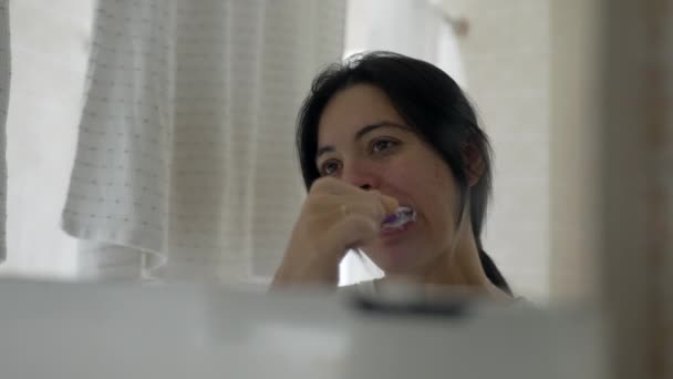 Mulher Olhando Para Seu Próprio Reflexo Espelho Enquanto Escova Dentes — Vídeo de Stock