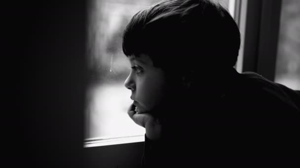 Depresyondaki Çocuk Pencereden Dışarı Bakıyor Zihinsel Hastalıkla Boğuşurken Çocukluk Depresyonu — Stok video