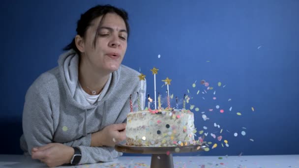 Vrouw Blazen Verjaardagstaart Met Kaarsen Confetti Top Super Slow Motion — Stockvideo
