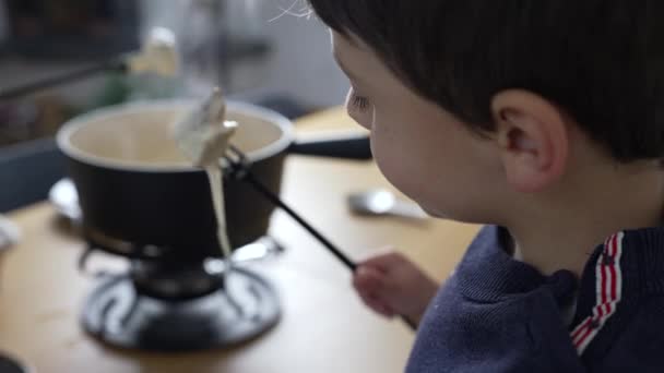 아이는 퐁듀를 소년은 치즈에 조각을 포크를 집에서 전통적인 스위스 음식을 — 비디오