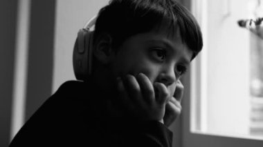 İçsel Depresyonla Yüzleşen Çocuk, Evde Pencerenin Moody 'si, dramatik siyah beyaz, tek renkli portre, çene ve düşünceli ifade