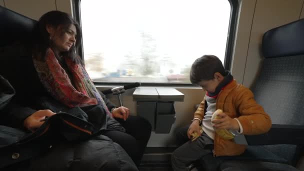 Мать Ребенок Путешествуют Поезде Маленький Мальчик Очищает Банан Откровенный Образ — стоковое видео