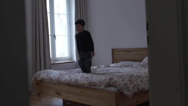 Ребенок Прыгает Вверх Вниз Кровати Откровенный Мальчик Веселится Спальне Родителей — стоковое видео