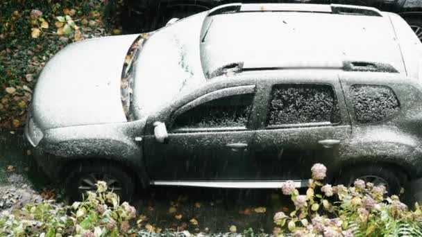 スノーフォールカバーは 住宅のロットでSuvを駐車しました 上からの冬のシーン — ストック動画