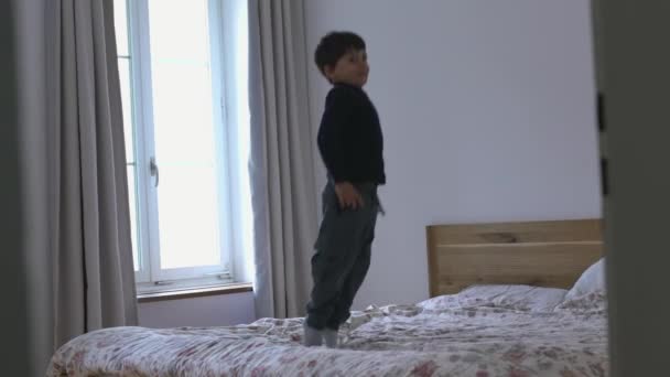 Candid Pequeño Niño Rebotando Dormitorio Casa Escena Despreocupada Niño Divirtiéndose — Vídeos de Stock