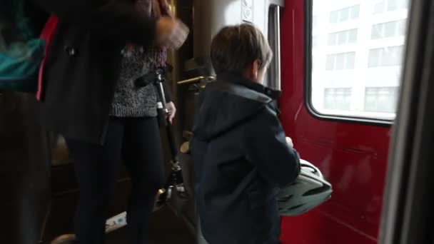 Mère Enfant Sortent Train Entrent Dans Quai Famille Voyageant Par — Video