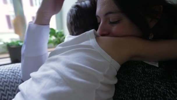 母亲在艰难之后拥抱孩子 用深情的关爱抚慰小男孩 — 图库视频影像