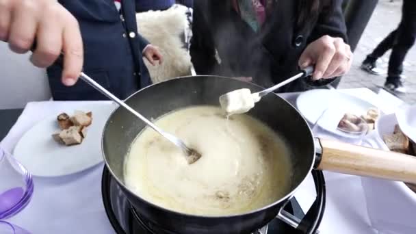 瑞士人的火锅 在餐馆用餐时吃带有奶酪的面包 冬季吃传统欧洲食品 孩子和母亲的特写镜头 — 图库视频影像