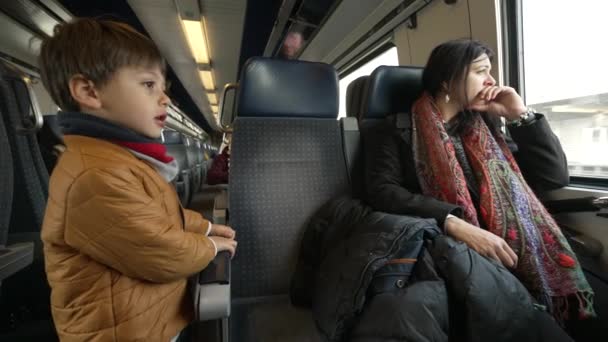 Madre Hijo Viajando Tren Juntos Niño Pequeño Parado Pasillo Mientras — Vídeo de stock