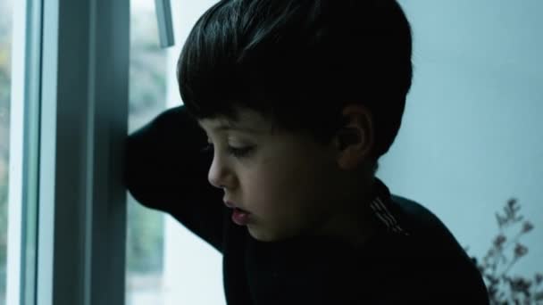 Criança Entediada Expressando Aborrecimento Sem Nada Ver Casa Sentindo Extremo — Vídeo de Stock