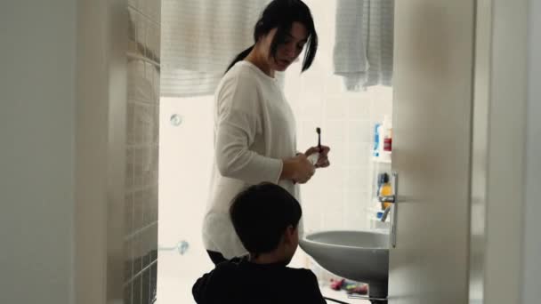 Мать Ребенок Подготовка Чистке Зубов Вместе Ванной Комнате Родители Направляя — стоковое видео
