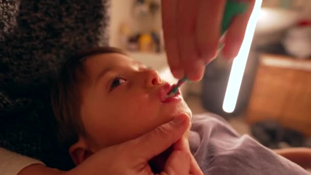 Νυχτερινή Οδοντιατρική Φροντίδα Parent Brushing Child Teeth Bed — Αρχείο Βίντεο