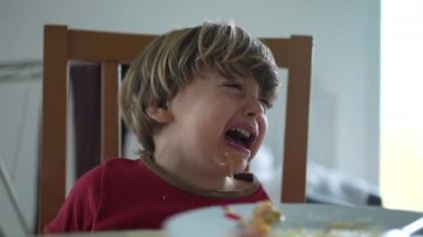 Küçük çocuk yemek masasında öfke nöbeti geçiriyor. Çocuğun masaya vuruşunu, ağlayışını darmadağın edişini ve pis ağzıyla yakından çek.