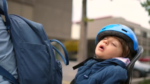Anya Kerékpározás Alvó Gyermek Kerékpár Hátsó Ülés — Stock videók