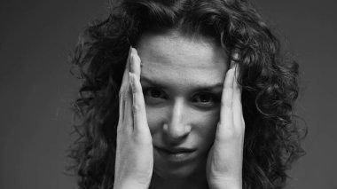 Utanç duyan kadın yüzünü derin pişmanlıklarla kaplar. Umutsuzlukla boğuşan ve derin dramatik siyah-beyaz iç gözlem altında olan kişi.