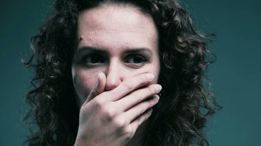 Şokta Ağzı Kapayan Korkak Kadın, Stresli Tepki