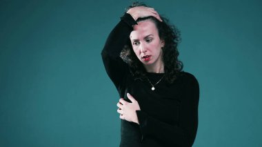 Sinirli insan tırnaklarını yer ve zihinsel baskının ortasında kıpırdanır, kadın endişe ile boğuşur.