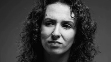 Belirsiz İfadesi olan genç bir kadın, tek renkli, siyah ve beyaz olarak Karar Tereddütü. ŞİMDİ Kişi