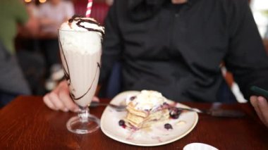 Gözleme ve milkshake 'in tadını çıkaran adam, Lokantada Şekerli Tatlının tadını çıkaran adam