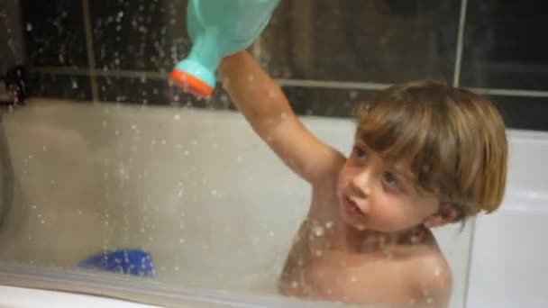 Один Маленький Мальчик Играет Ванной Детская Рутина Время Купания Видна — стоковое видео